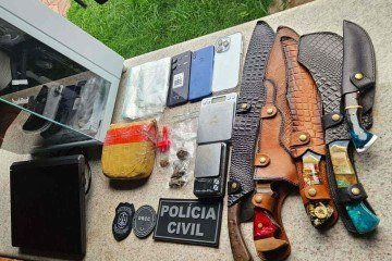 Policiais localizaram drogas e um arsenal de facas com o suspeito de extorsão digital - (crédito: Divulgação/PCDF) Policiais localizaram drogas e um arsenal de facas com o suspeito de extorsão digital - (crédito: Divulgação/PCDF)