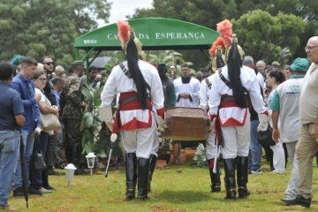Militares do Dragões da Independência (1º RCG) levaram o caixão de Maria de Lourdes na manhã desta quinta-feira (11/12) - (crédito: Marcelo Ferreira CB/DA Press) Militares do Dragões da Independência (1º RCG) levaram o caixão de Maria de Lourdes na manhã desta quinta-feira (11/12) - (crédito: Marcelo Ferreira CB/DA Press)