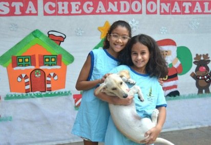 Lara Oliveira (&oacute;culos) e Alice da Silva se divertem com a companhia de Milla nos recreios da EC 10 do Gama -  (crédito:  Ed Alves CB/DA Press) -Lara Oliveira (&oacute;culos) e Alice da Silva se divertem com a companhia de Milla nos recreios da EC 10 do Gama -  (crédito:  Ed Alves CB/DA Press)