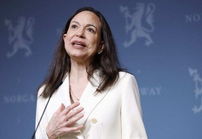  A ganhadora do Pr&ecirc;mio Nobel da Paz, Maria Corina Machado, discursa em uma coletiva de imprensa em 11 de dezembro de 2025 nas instala&ccedil;&otilde;es de representa&ccedil;&atilde;o do governo noruegu&ecirc;s em Oslo.
Machado chegou &agrave; capital norueguesa horas depois de a filha do l&iacute;der da oposi&ccedil;&atilde;o venezuelana ter recebido o pr&ecirc;mio em seu nome. -  (crédito: Odd ANDERSEN / AFP) - A ganhadora do Pr&ecirc;mio Nobel da Paz, Maria Corina Machado, discursa em uma coletiva de imprensa em 11 de dezembro de 2025 nas instala&ccedil;&otilde;es de representa&ccedil;&atilde;o do governo noruegu&ecirc;s em Oslo.
Machado chegou &agrave; capital norueguesa horas depois de a filha do l&iacute;der da oposi&ccedil;&atilde;o venezuelana ter recebido o pr&ecirc;mio em seu nome. -  (crédito: Odd ANDERSEN / AFP)