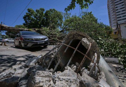 Os fortes ventos derrubaram postes e deixaram mais de 2,4 milhões de unidades sem energia, prejudicando o comércio e os serviços -  (crédito:  AFP) -Os fortes ventos derrubaram postes e deixaram mais de 2,4 milhões de unidades sem energia, prejudicando o comércio e os serviços -  (crédito:  AFP)