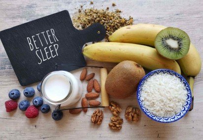 A alimentação é uma grande aliada para melhorar a qualidade do sono (Imagem: Danijela Maksimovic | Shutterstock) -  (crédito: EdiCase) -A alimentação é uma grande aliada para melhorar a qualidade do sono (Imagem: Danijela Maksimovic | Shutterstock) -  (crédito: EdiCase)