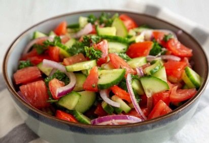Salada de pepino com tomate e melancia (Imagem: Liudmyla Chuhunova | Shutterstock) -  (crédito: EdiCase) -Salada de pepino com tomate e melancia (Imagem: Liudmyla Chuhunova | Shutterstock) -  (crédito: EdiCase)