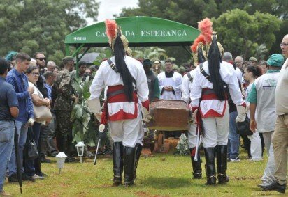 Militares do Dragões da Independência (1º RCG) levaram o caixão de Maria de Lourdes na manhã desta quinta-feira (11/12) -  (crédito: Marcelo Ferreira CB/DA Press) -Militares do Dragões da Independência (1º RCG) levaram o caixão de Maria de Lourdes na manhã desta quinta-feira (11/12) -  (crédito: Marcelo Ferreira CB/DA Press)
