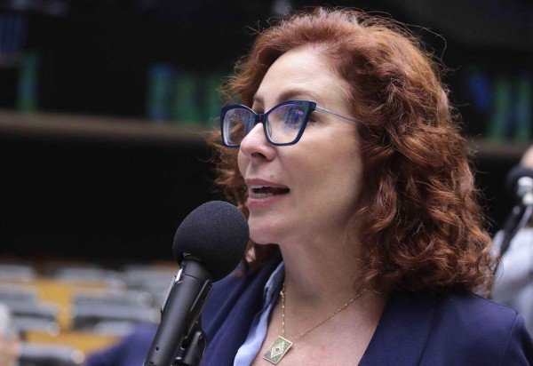 Agora deputada sem mandato, Carla Zambelli está presa na Itália depois de fugir do Brasil, após ter sido condenada em trânsito em julgado STF a dez anos de reclusão por participar de invasão de sistemas do Conselho Nacional de Justiça (CNJ) -  (crédito: Geraldo Magela/Agência Senado)