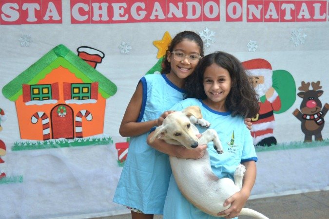 Lara Oliveira (óculos) e Alice da Silva se divertem com a companhia de Milla nos recreios da EC 10 do Gama - (crédito: Ed Alves CB/DA Press) Lara Oliveira (óculos) e Alice da Silva se divertem com a companhia de Milla nos recreios da EC 10 do Gama - (crédito: Ed Alves CB/DA Press)