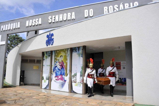 Militares do 1º Regimento de Cavalaria de Guarda acompanharam o cortejo até o fim, formando uma guarda de honra - (crédito: Fotos: Marcelo Ferreira/CB/D.A Press) Militares do 1º Regimento de Cavalaria de Guarda acompanharam o cortejo até o fim, formando uma guarda de honra - (crédito: Fotos: Marcelo Ferreira/CB/D.A Press)