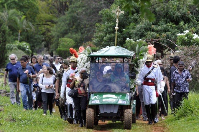 Familiares, amigos e colegas estiveram no cortejo no Campo da Esperança, na Asa Sul