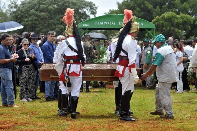 O enterro teve honras militares, com tiros disparados em homenagem à jovem militar
