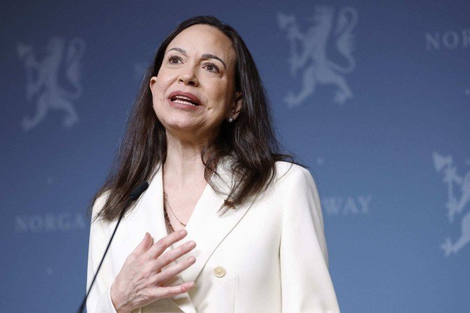 A ganhadora do Prêmio Nobel da Paz, Maria Corina Machado, discursa em uma coletiva de imprensa em 11 de dezembro de 2025 nas instalações de representação do governo norueguês em Oslo.
Machado chegou à capital norueguesa horas depois de a filha do líder da oposição venezuelana ter recebido o prêmio em seu nome. - (crédito: Odd ANDERSEN / AFP) A ganhadora do Prêmio Nobel da Paz, Maria Corina Machado, discursa em uma coletiva de imprensa em 11 de dezembro de 2025 nas instalações de representação do governo norueguês em Oslo.
Machado chegou à capital norueguesa horas depois de a filha do líder da oposição venezuelana ter recebido o prêmio em seu nome. - (crédito: Odd ANDERSEN / AFP)