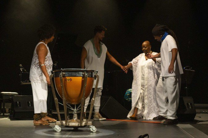 Virgínia Rodrigues, Zé Manoel, Lucas dos Prazeres e Marivaldo dos Santos homenageiam Naná Vasconcelos em espetáculo Amém & Amem