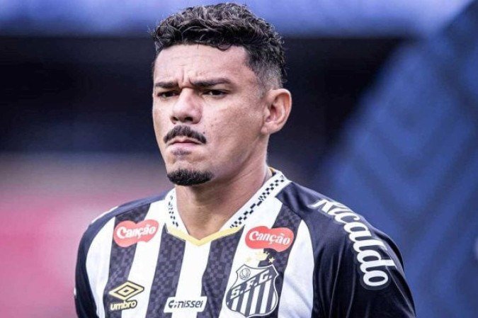 Santos deve negociar Tiquinho Soares em 2026  -  (crédito:  Foto: Raul Baretta/ Santos FC.)