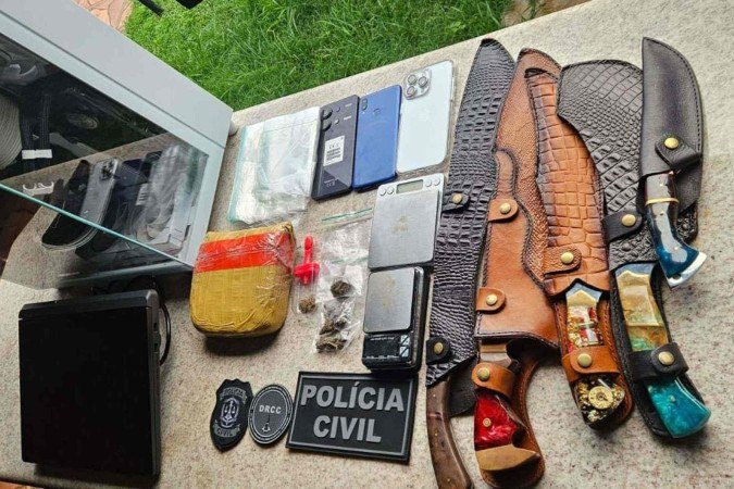 Policiais localizaram drogas e um arsenal de facas com o suspeito de extorsão digital - (crédito: Divulgação/PCDF) Policiais localizaram drogas e um arsenal de facas com o suspeito de extorsão digital - (crédito: Divulgação/PCDF)