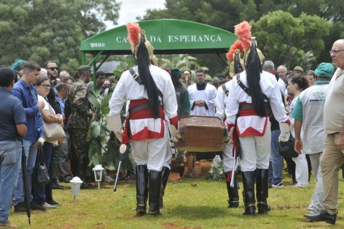 Militares do Dragões da Independência (1º RCG) levaram o caixão de Maria de Lourdes na manhã desta quinta-feira (11/12) - (crédito: Marcelo Ferreira CB/DA Press) Militares do Dragões da Independência (1º RCG) levaram o caixão de Maria de Lourdes na manhã desta quinta-feira (11/12) - (crédito: Marcelo Ferreira CB/DA Press)
