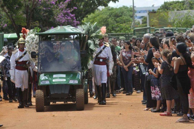 Familiares, amigos e colegas de farda deram o último adeus à Maria de Lourdes na manhã desta quinta-feira (11/12)