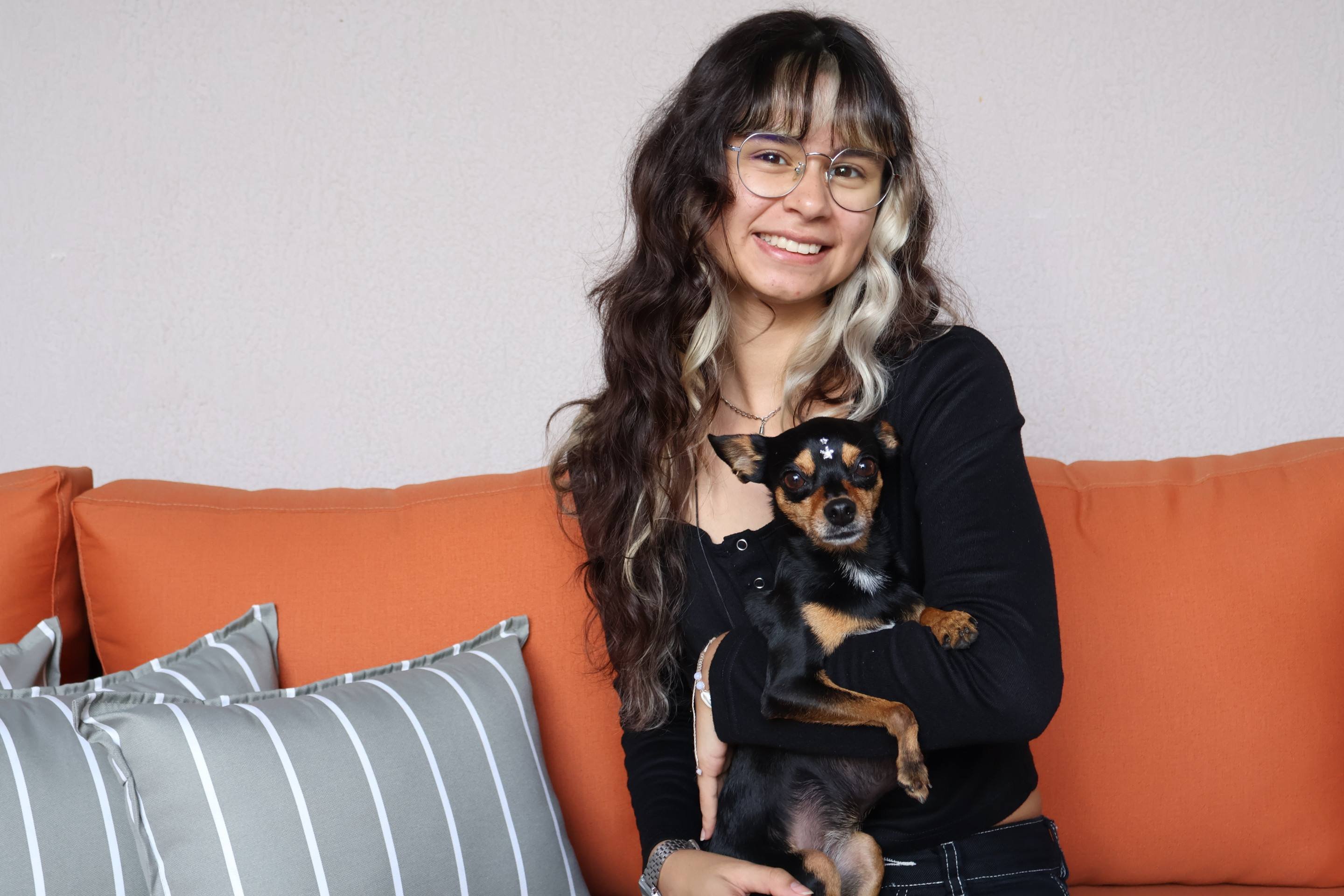 Para economizar, Luisa d&aacute; banho em Pandora em casa  