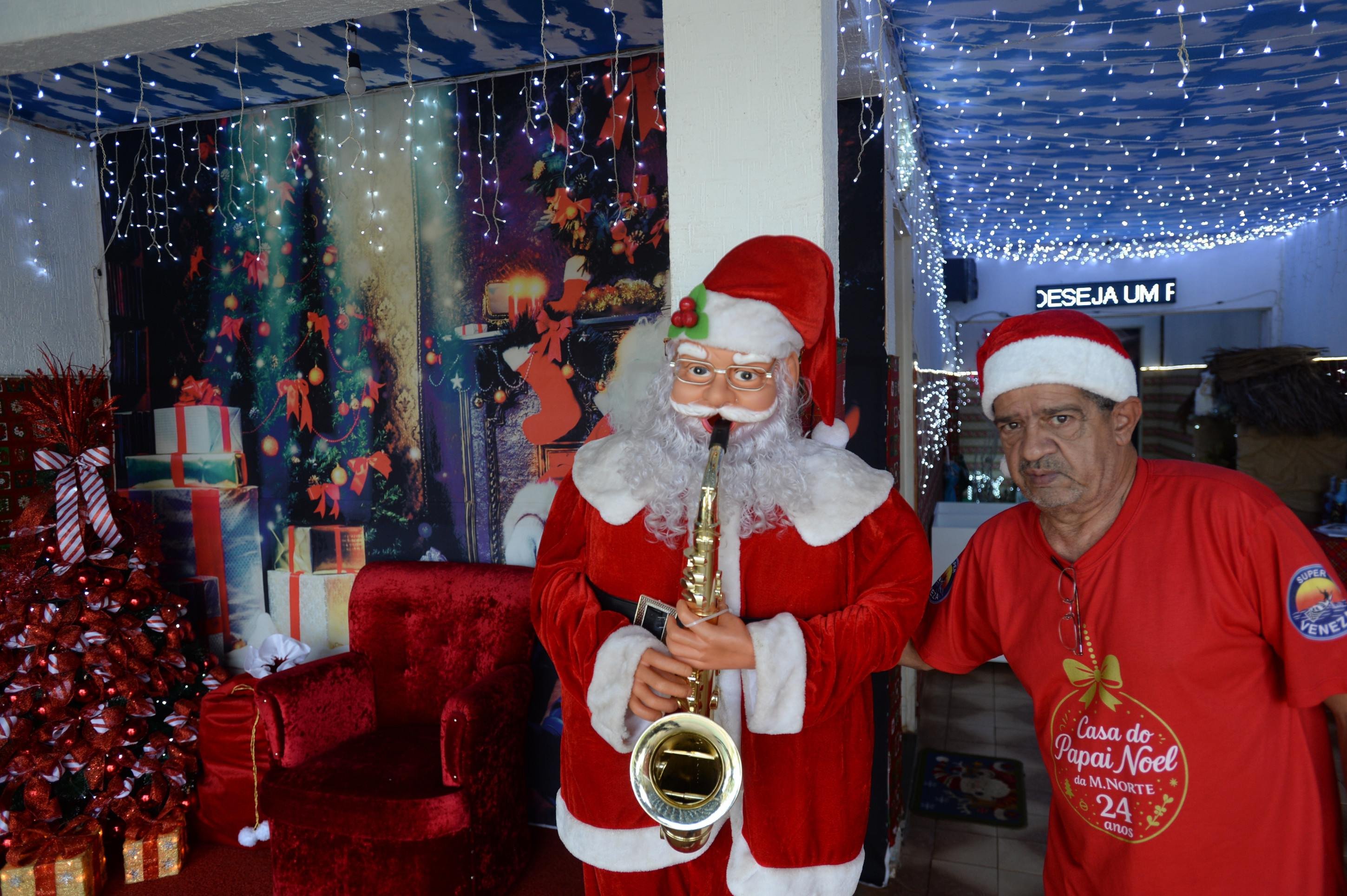 11/12/2025. Cr&eacute;dito: Minervino J&uacute;nior/CB/D.A Press. Brasil.  Brasilia - DF. Casa do Papai Noel na M Norte. Propriet&aacute;rio Ant&ocirc;nio Eust&aacute;quio da Silva, conhecido como "Seu Toninho". pres&eacute;pios