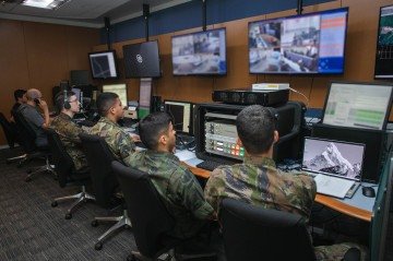 Militares da FAB trabalham no Centro de Controle da base de Alcântara, que se prepara para lançar, entre 17 e 22 de dezembro, o primeiro foguete privado a partir de solo brasileiro - (crédito: FAB) Militares da FAB trabalham no Centro de Controle da base de Alcântara, que se prepara para lançar, entre 17 e 22 de dezembro, o primeiro foguete privado a partir de solo brasileiro - (crédito: FAB)
