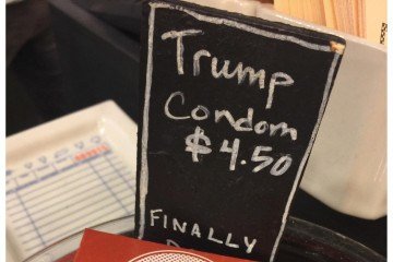 Preservativos do traficante sexual: Trump na embalagem 