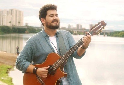 'Novo Lugar': Matheus Nicolau une leveza pop e poesia acústica em novo single -  (crédito: Foto: Kelvin Klein) -'Novo Lugar': Matheus Nicolau une leveza pop e poesia acústica em novo single -  (crédito: Foto: Kelvin Klein)