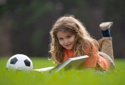 As férias escolares também são uma oportunidade para reduzir o uso de telas e aproximar crianças e jovens dos livros (Imagem: Volodymyr TVERDOKHLIB | Shutterstock) -  (crédito: EdiCase) -As férias escolares também são uma oportunidade para reduzir o uso de telas e aproximar crianças e jovens dos livros (Imagem: Volodymyr TVERDOKHLIB | Shutterstock) -  (crédito: EdiCase)