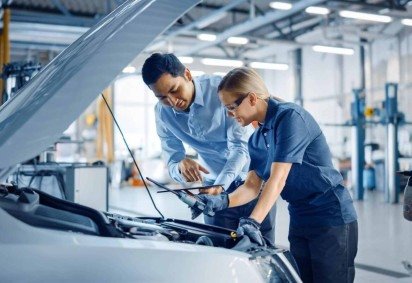 A revisão do carro é essencial para uma viagem tranquila e segura (Imagem: Gorodenkoff | Shutterstock) -  (crédito: EdiCase) -A revisão do carro é essencial para uma viagem tranquila e segura (Imagem: Gorodenkoff | Shutterstock) -  (crédito: EdiCase)