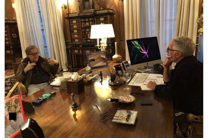 Jeffrey Epstein (D) recebe Steve Bannon, ex-estrategista da Casa Branca e ideólogo do movimento MAGA: conselhos e recomendações de advogados   -  (crédito: Comitê de Supervisão da Câmara dos Representantes/AFP)