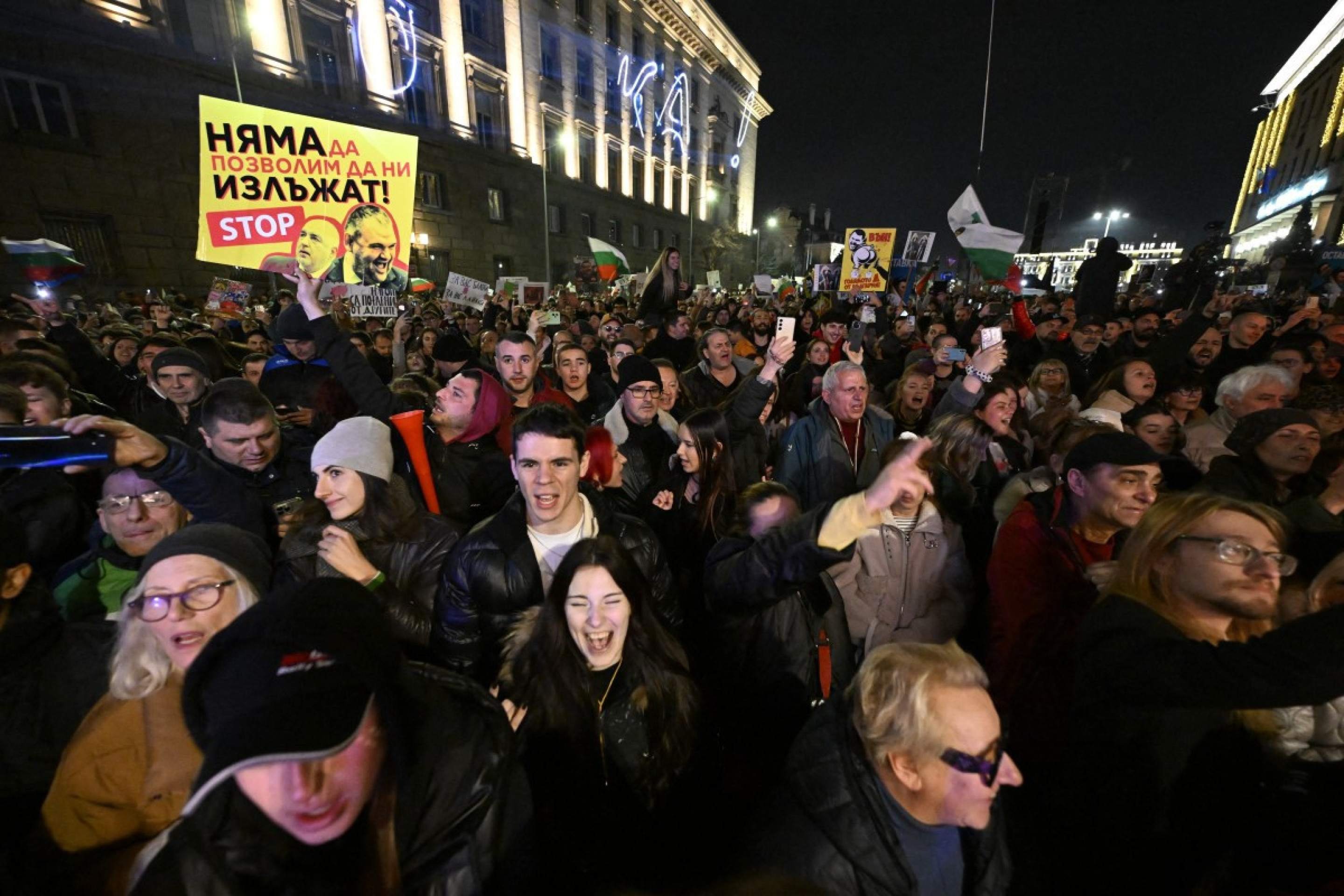 Milhares de manifestantes participam de uma manifestação antigovernamental em Sófia, em 10 de dezembro de 2025