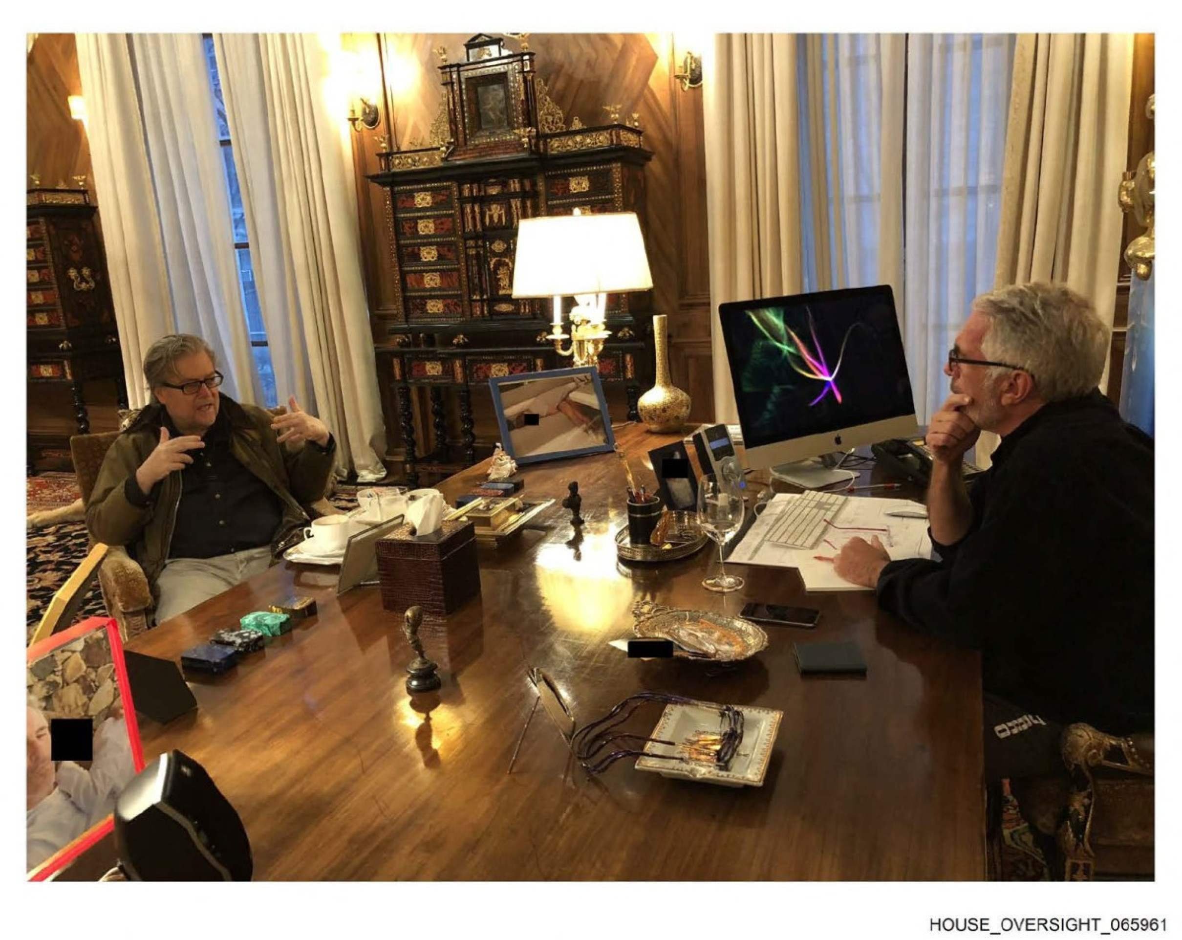 Epstein reunido com Steve Bannon, ex-estrategista-chefe da Casa Branca 