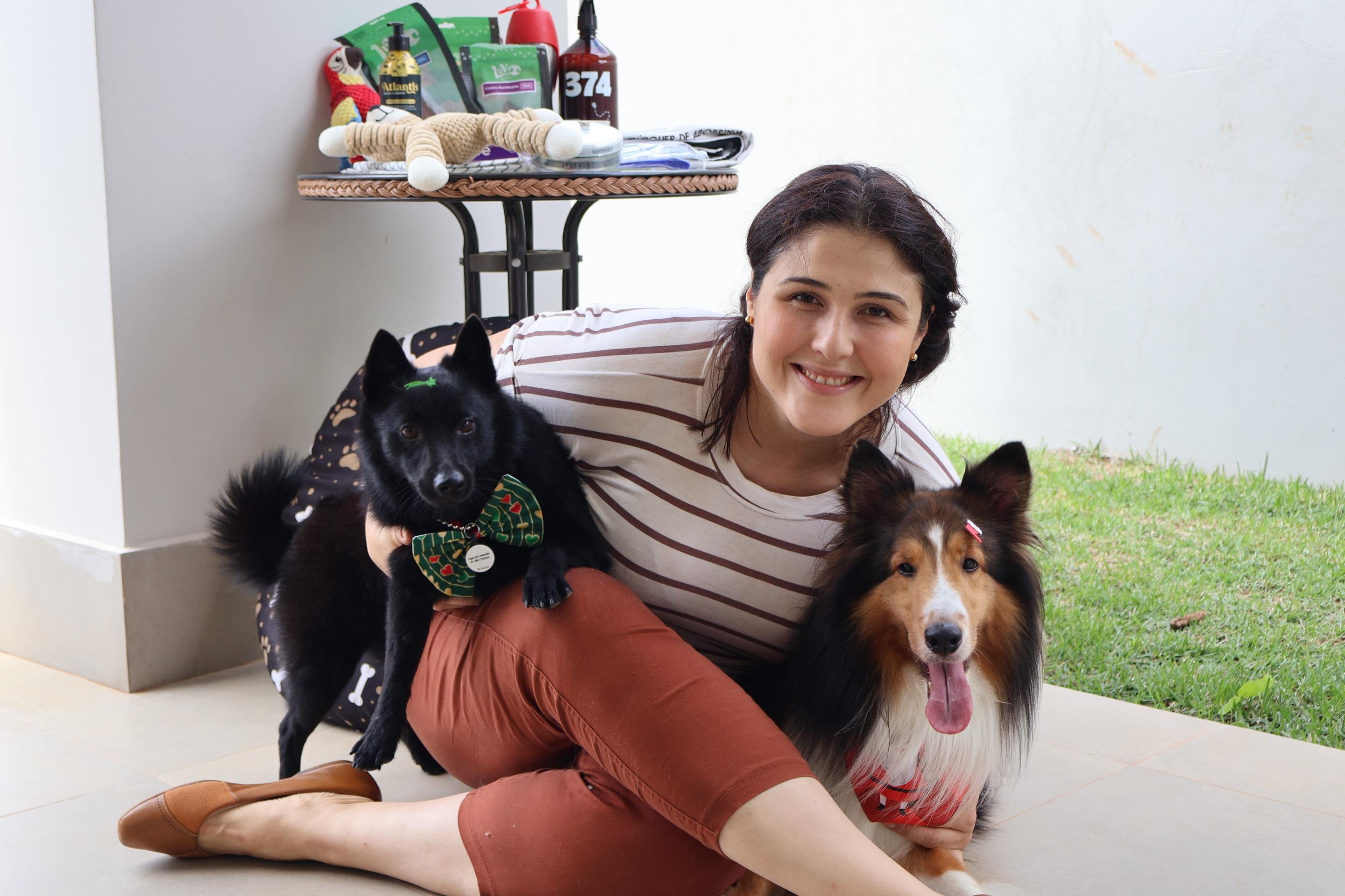 Lenora cuida de Leo e Bento como se fossem filhos e gasta cerca de R$ 900 mensais com eles     