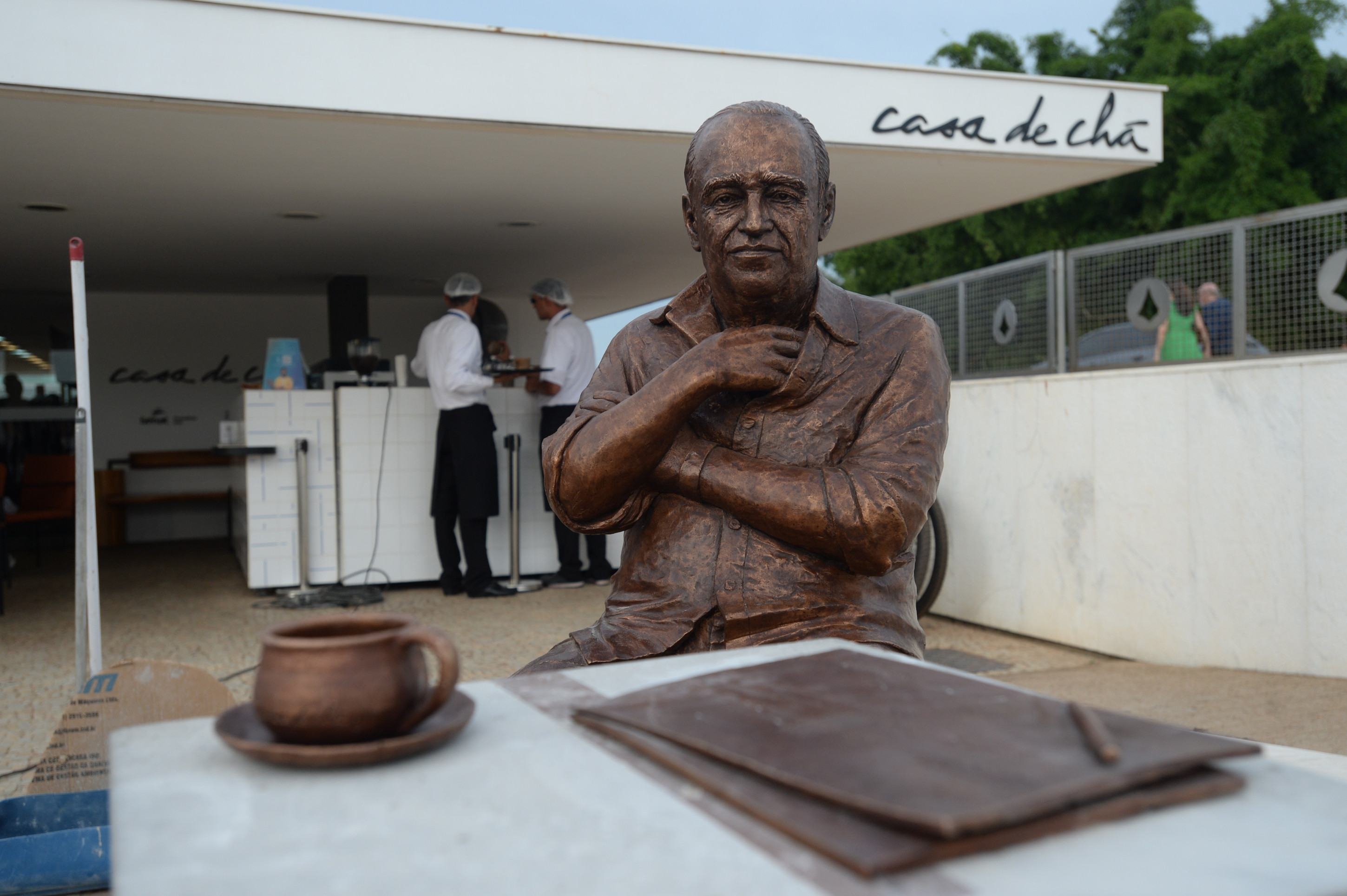 Oscar Niemeyer ganha escultura de bronze na Casa de Chá