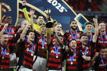 Somadas todas as competições, o Flamengo, que ocupa a primeira colocação no ranking, termina no ano com R$ 418,7 milhões arrecados somente com premiações -  (crédito:  Karim JAAFAR / AFP)