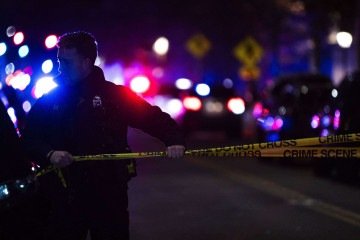 Policiais permanecem no local de um tiroteio que matou duas pessoas e deixou pelo menos oito feridas na Universidade Brown - (crédito: Getty Images via AFP) Policiais permanecem no local de um tiroteio que matou duas pessoas e deixou pelo menos oito feridas na Universidade Brown - (crédito: Getty Images via AFP)