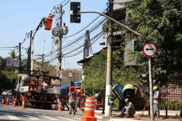 Chuvas e ventos intensos derrubaram árvores em SP e elas atingiram cabos da rede elétrica, o que causou problemas no fornecimento da energia - (crédito: Rovena Rosa/Agência Brasil) Chuvas e ventos intensos derrubaram árvores em SP e elas atingiram cabos da rede elétrica, o que causou problemas no fornecimento da energia - (crédito: Rovena Rosa/Agência Brasil)