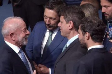 Lula e Tarcísio têm interação civilizada em encontro em SP - (crédito: Reprodução/SBT News) Lula e Tarcísio têm interação civilizada em encontro em SP - (crédito: Reprodução/SBT News)