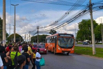 Carros ocupam uma faixa inteira para embarcar passageiros - (crédito: Luiz Fellipe Alves/CB/DA Press) Carros ocupam uma faixa inteira para embarcar passageiros - (crédito: Luiz Fellipe Alves/CB/DA Press)