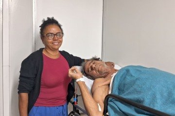 Paciente com câncer de fígado, Gentil de Souza teve benefício de mais assistência, ao lado da esposa Márcia de Souza - (crédito: Ricardo Daehn/ CB DA Press) Paciente com câncer de fígado, Gentil de Souza teve benefício de mais assistência, ao lado da esposa Márcia de Souza - (crédito: Ricardo Daehn/ CB DA Press)