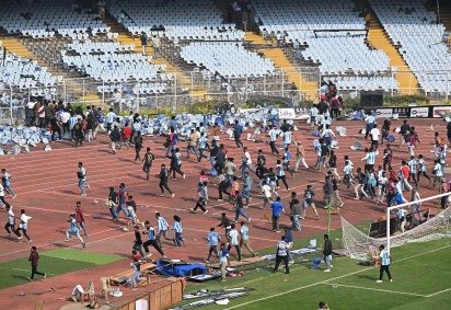 Fãs reagem enquanto o atacante argentino número 10 do Inter Miami, Lionel Messi, deixa o Estádio Salt Lake em Calcutá, em 13 de dezembro de 2025       -  (crédito: DIBYANGSHU SARKAR / AFP) -Fãs reagem enquanto o atacante argentino número 10 do Inter Miami, Lionel Messi, deixa o Estádio Salt Lake em Calcutá, em 13 de dezembro de 2025       -  (crédito: DIBYANGSHU SARKAR / AFP)