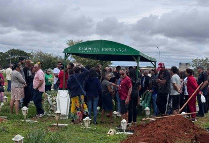 Familiares se despedem de Laura Rebeca, de um 1 ano e 4 meses -  (crédito: Giovanna Kunz/CB/D.A Press)