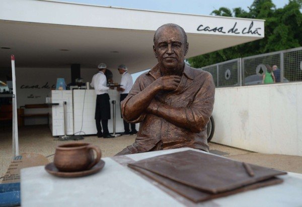 processo de criação da escultura durou cerca de quatro meses, com modelagem em argila até a fundição em bronze -  (crédito:  Minervino Junior CB/DA Press)