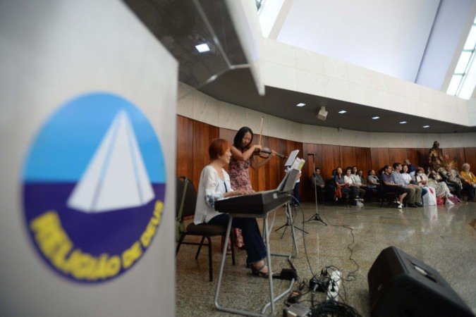 Cerimônia de passagem para o mundo espiritual é marcada por silêncio, espiritualidade e memória