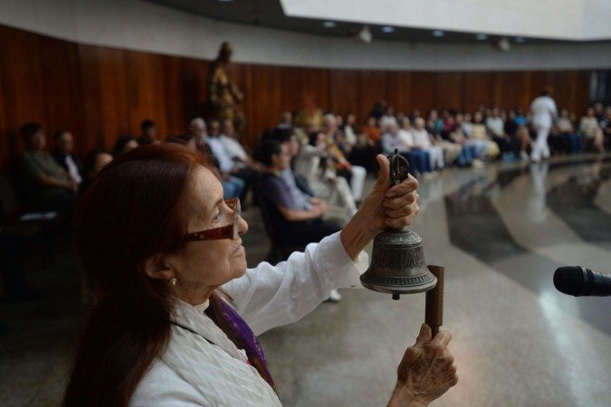 Cerimônia de passagem para o mundo espiritual é marcada por silêncio, espiritualidade e memória
