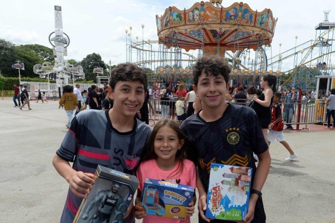 Davi, Vinicius e Luisa foram levados pelo pai para realizarem uma boa ação e, depois,  aproveitarem um dia de lazer    