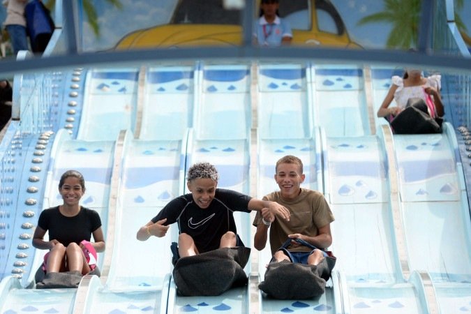  13/12/2025. Cr..dito: Minervino J..nior/CB/D.A Press. Brasil.  Brasilia - DF. A....o solid..ria Natal M..gico no Parque Nicol..ndia. Troca de brinquedo por ingresso.
    