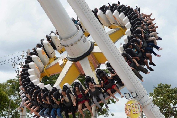  13/12/2025. Cr..dito: Minervino J..nior/CB/D.A Press. Brasil.  Brasilia - DF. A....o solid..ria Natal M..gico no Parque Nicol..ndia. Troca de brinquedo por ingresso.
    