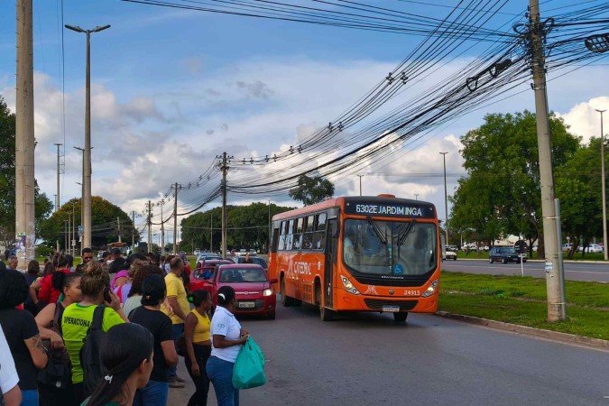 Carros ocupam uma faixa inteira para embarcar passageiros - (crédito: Luiz Fellipe Alves/CB/DA Press) Carros ocupam uma faixa inteira para embarcar passageiros - (crédito: Luiz Fellipe Alves/CB/DA Press)