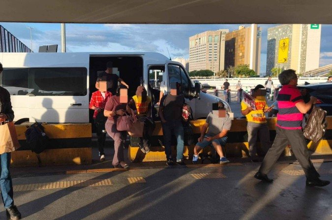 Van ilegal desembarcando passageiros na Rodoviária do Plano Piloto