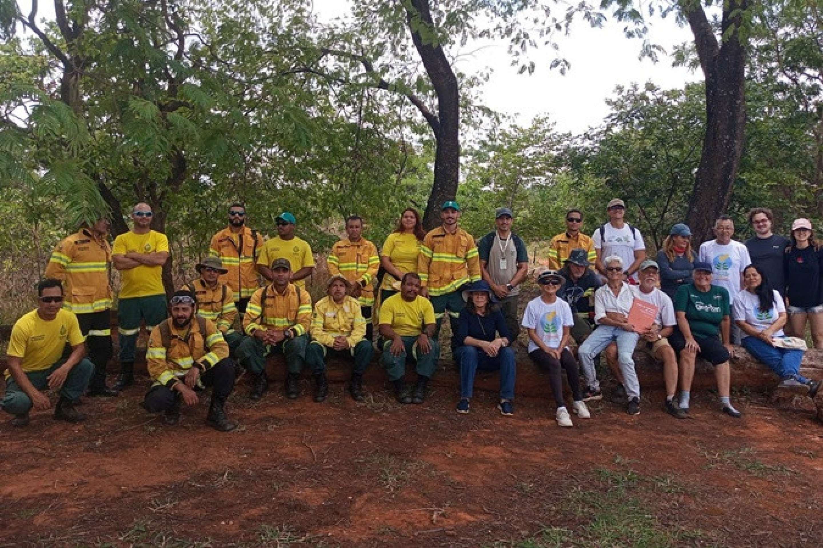 Dia em que Dinis (2&ordm; da direita para esquerda) entregou a disserta&ccedil;&atilde;o impressa para Lopes no Parque. Com eles, outros apoiadores da causa