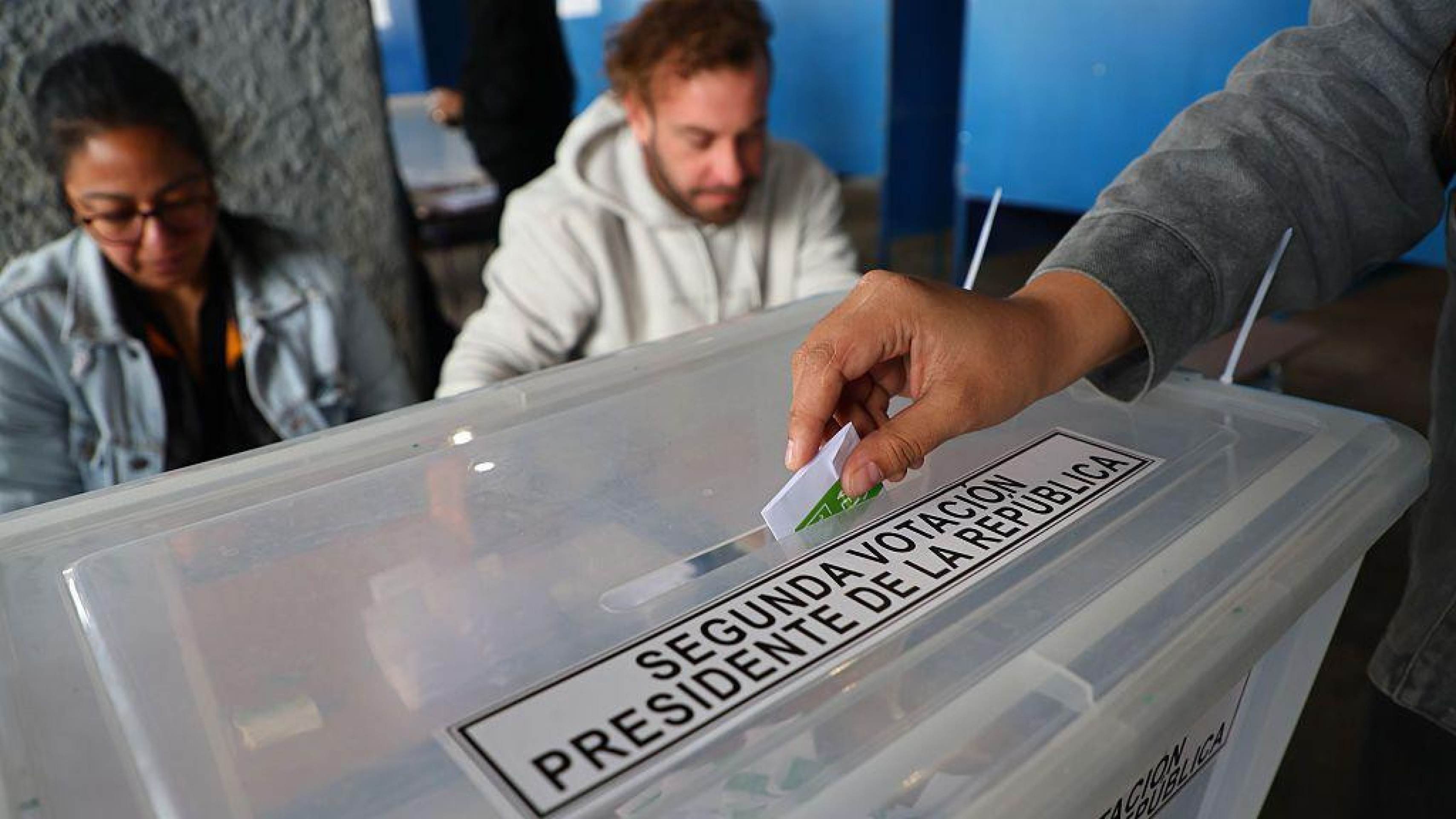 Eleição no Chile: Kast, 'Bolsonaro chileno', confirma favoritismo em apuração e deve ser novo presidente