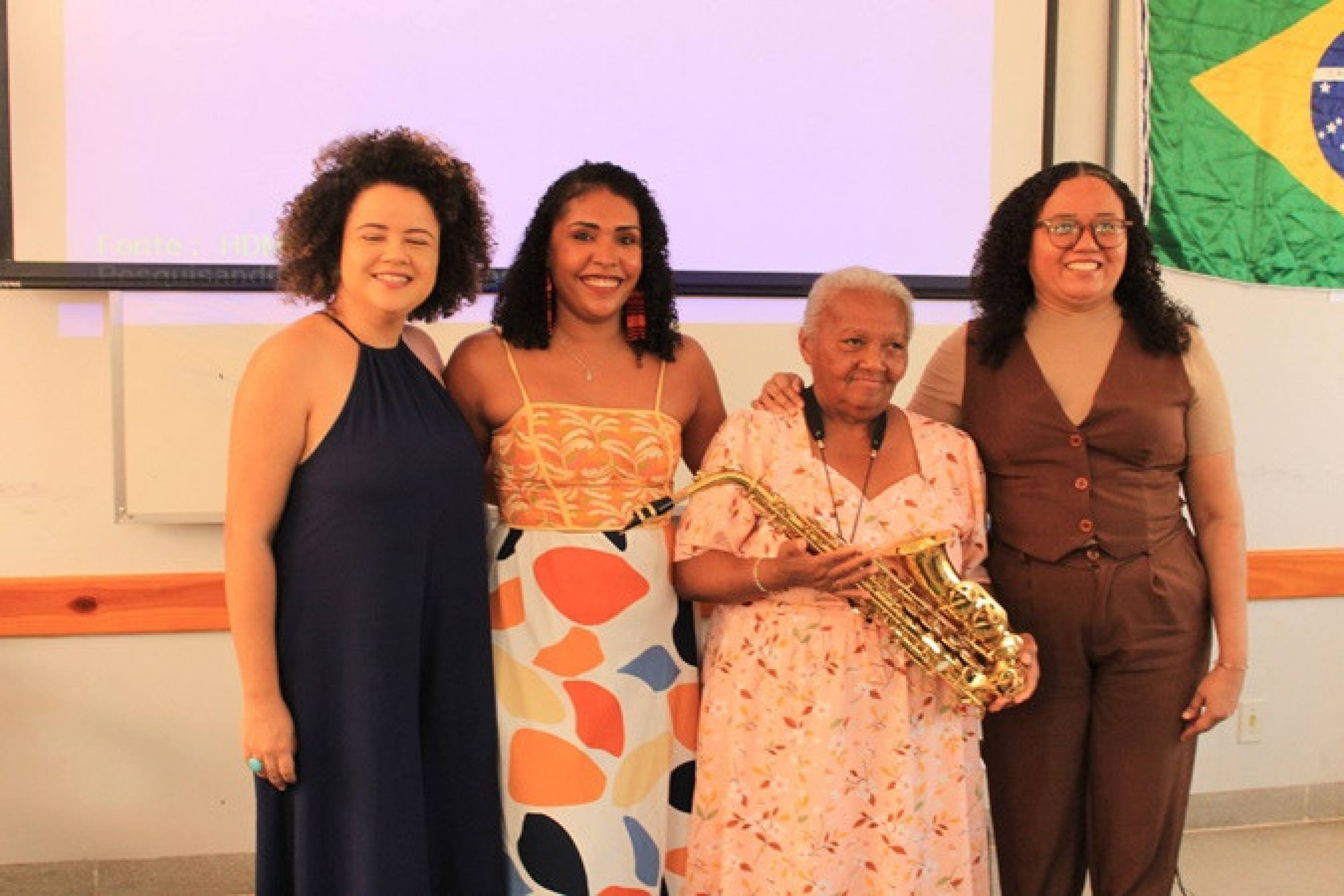 Dona Maria com as professoras Lindiane (E), Iara e Mara (D)